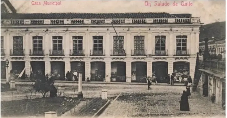 Fotografía de fines del siglo XIX de la Casa Municipal de Quito, ubicada junto a la Plaza Mayor.