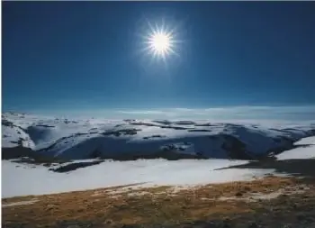Paisaje polar iluminado por el Sol. El pie de imagen indica que en el Polo Norte el Sol puede alumbrar durante 24 horas por aproximadamente seis meses.