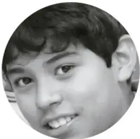 Retrato de un estudiante sonriente.