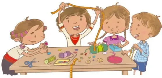 Cuatro niños alrededor de una mesa elaborando pulseras con hilos, cuentas, listones y tijeras; crédito: Maya Selene García López, CDMX.