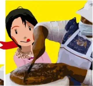 Niña sosteniendo una charola con pan recién horneado.