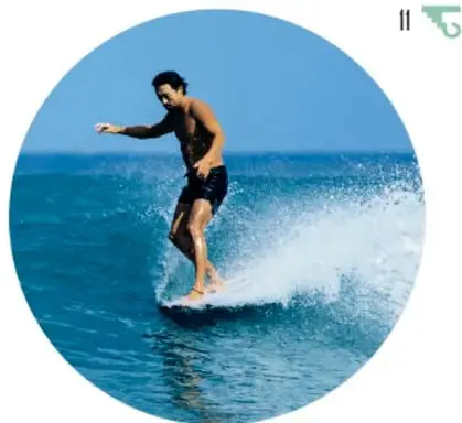 Fotografía de un surfista con camiseta amarilla realizando una maniobra sobre una ola.