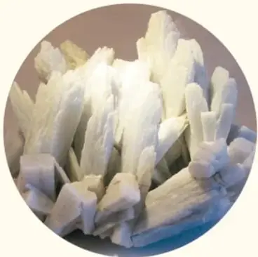 Primer plano de un racimo de cristales blancos y translúcidos de yeso (selenita).