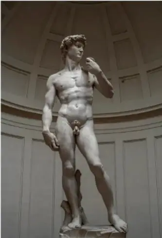 Escultura del David de Miguel Ángel, de mármol, desnuda y de pie.