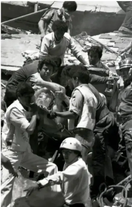 Fotografía en blanco y negro de personas rescatando escombros tras el sismo de 1985.
