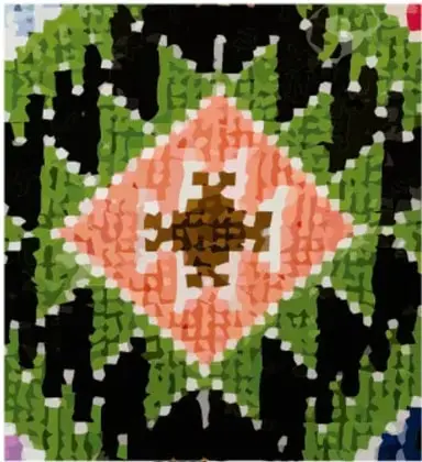 Bordado textil mazateco con patrón de rombos naranjas y verdes sobre fondo negro, con cuadrícula de puntos.