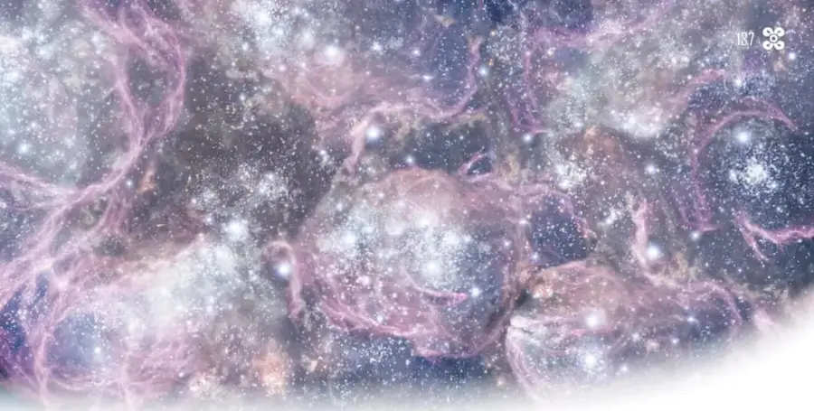 Fotografía de una nebulosa: nubes rosadas y violetas de gas con multitud de estrellas brillantes.