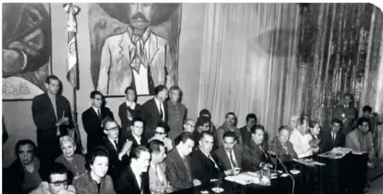 Cartel de campaña de Luis H. Álvarez, candidato del PAN, con la frase 'No debe emplearse la campaña del...'.