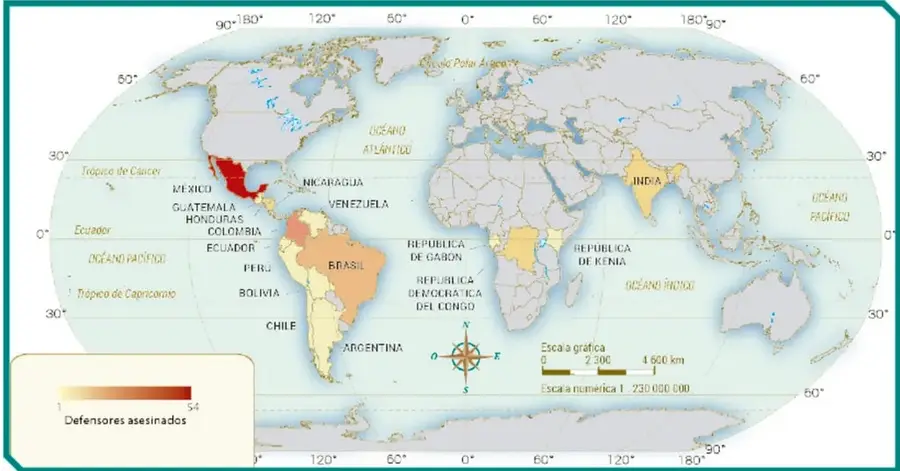 Mapa mundial titulado 'Países peligrosos para los defensores de la tierra', con países resaltados en tonos naranja-rojo según el número de defensores asesinados (escala 1 a 34); incluye rosa de los vientos, escala gráfica (0 a 4600 km), escala numérica 1:230 000 000 y créditos a José Luis Paniagua Torres, Ciudad de México.