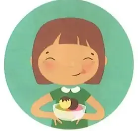 Niña sonriente con la palabra «encantada».