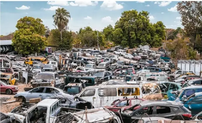 Fotografía de un depósito de automóviles desechados, mostrando la acumulación de residuos y el impacto ambiental de la disposición inadecuada.