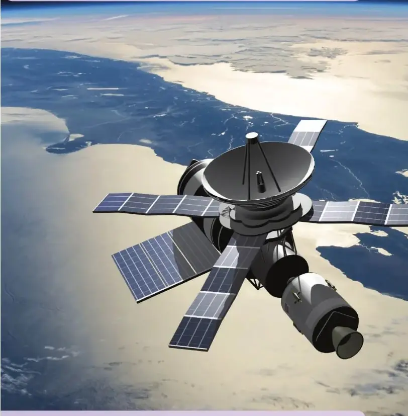 Imagen de un satélite con paneles solares observando desde el espacio una parte del territorio terrestre.
