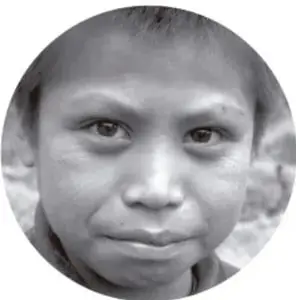 Retrato fotográfico en blanco y negro de una niña que mira al frente.
