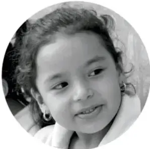 Fotografía circular de una niña que observa hacia un lado, acompaña el escenario comunitario.
