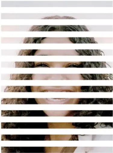 Rostro femenino cubierto por franjas grises horizontales; se ven ojos y boca sonriente.