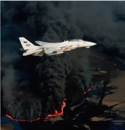Avión de combate sobrevolando una zona en llamas con columnas de humo, relacionado con la guerra del Golfo.