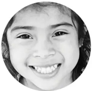 Fotografía en círculo de una niña sonriendo.