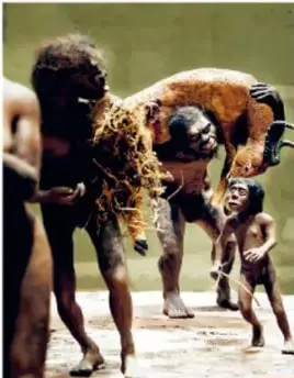 Reconstrucción ilustrada de un grupo de primeros pobladores (adultos y un niño) caminando en un entorno natural, posiblemente transportando animales o recursos de la cacería.