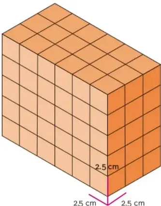 Prisma rectangular formado por cubos pequeños, con dimensiones 2.5 cm de arista en cada cubo.