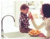 Niño comiendo alimentos saludables.