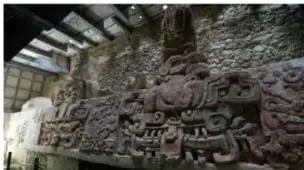 Fotografía del Friso de Balamkú en Campeche: pared modelada de la cultura maya.