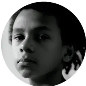 Retrato en blanco y negro de una niña o adolescente con mirada seria.