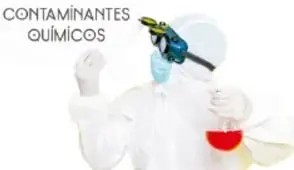 Imagen de una persona con traje de protección y guantes manipulando material de laboratorio, con el rótulo 'CONTAMINANTES QUÍMICOS'.