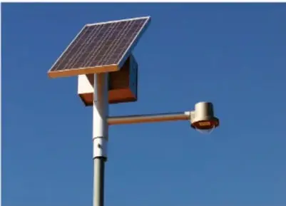 Poste de alumbrado público con panel solar inclinado sobre fondo azul.