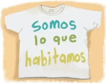 Playera blanca con la frase 'Somos lo que habitamos'.