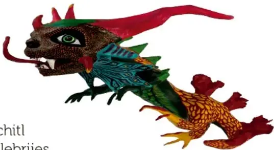 Alebrije alargado de cartonería con cabeza de reptil, lengua roja saliendo, alas azules decoradas y cola de escamas amarillas y rojas.