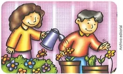 Dos niños realizan actividades de jardinería: uno riega las plantas y el otro cuida una maceta.