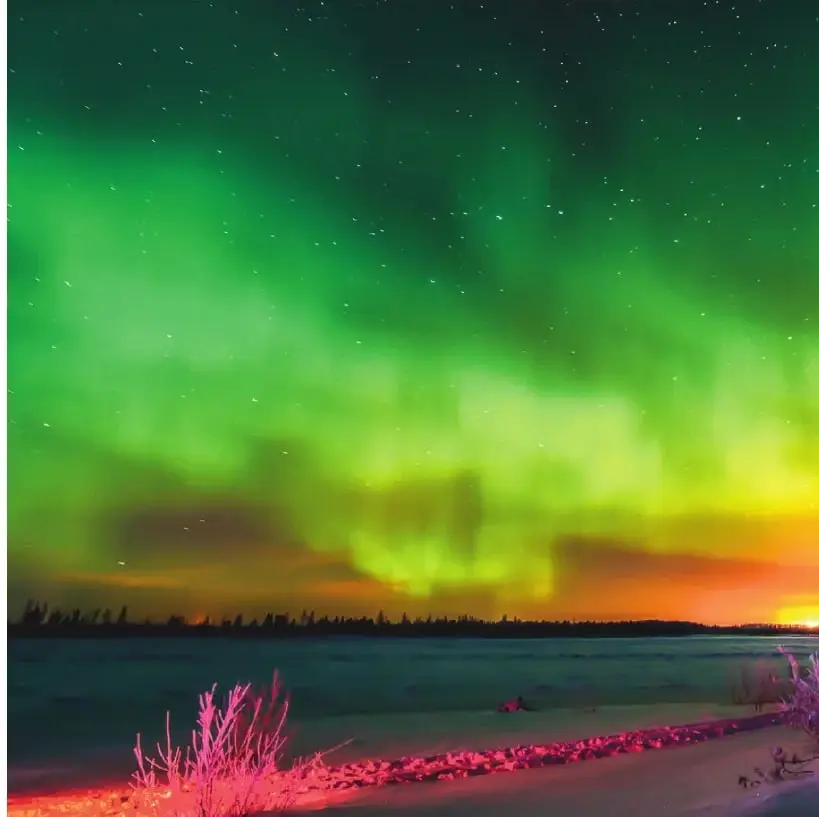 Fotografía de un paisaje nocturno con una aurora boreal sobre un lago, utilizada como imagen introductoria de la unidad.
