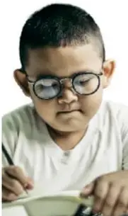 Niño con lentes bebiendo agua de un vaso después de la actividad física.