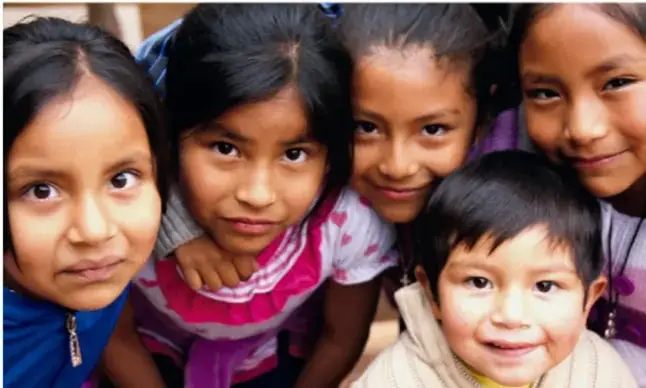 Fotografía de varios niños y niñas sonriendo y mirando a la cámara.