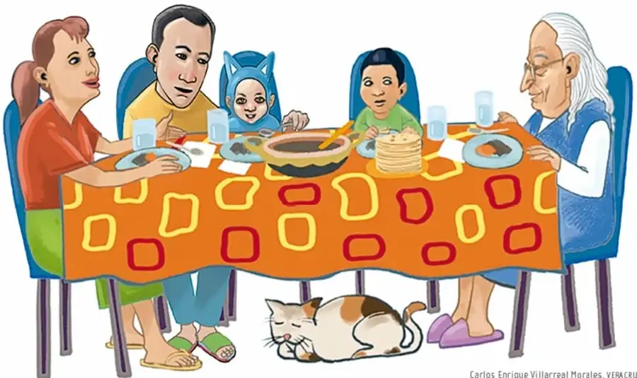 Ilustración de una familia (madre, padre, bebé disfrazado, niño y abuela) sentada a la mesa con mantel naranja, comiendo juntos, con un gato durmiendo debajo de la mesa.