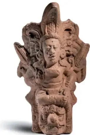 Escultura prehispánica de barro con figura humana y elementos vegetales, probablemente relacionada con el maíz.