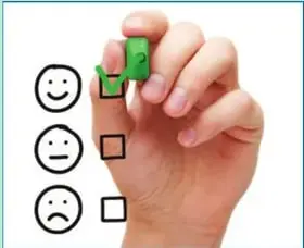 Mano marcando con visto verde una casilla feliz entre opciones de carita feliz, neutra y triste; ilustra el llenado de la matriz de evaluación.