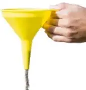 Manos sosteniendo un embudo amarillo para verter agua en una botella.
