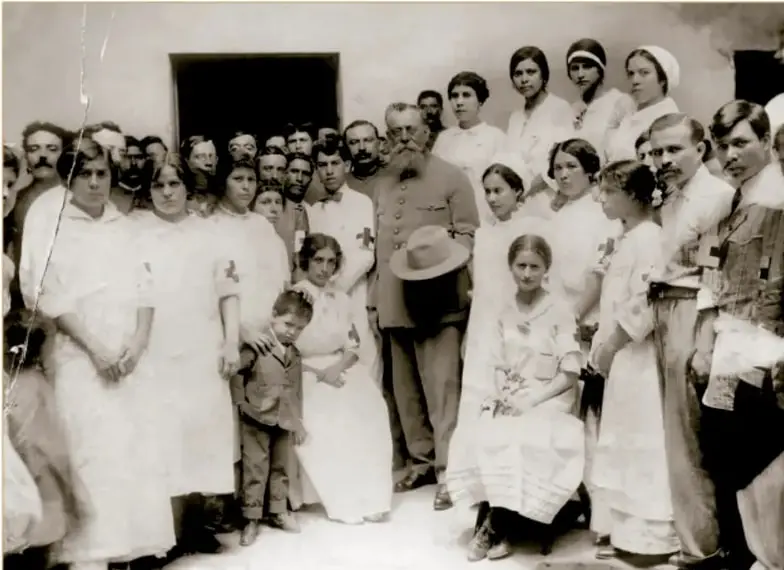 Pie de foto: El Primer Jefe Venustiano Carranza visitando un hospital del Puerto de Veracruz, 18 de abril de 1915. Colección Ruth Becerra Velázquez. Acervo INEHRM.