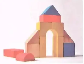 Maqueta de una construcción elaborada con cuerpos geométricos, posiblemente prismas y una pirámide.
