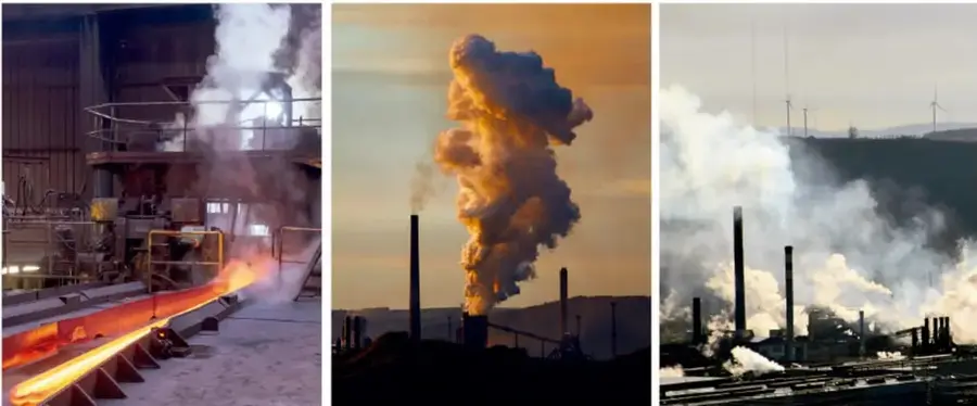 Interior de una fundición con lingotes o barras metálicas al rojo vivo y vapor.