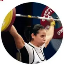Fotografía circular de una atleta paralímpica sonriente, con medalla de oro y brazo en alto, en silla de ruedas.