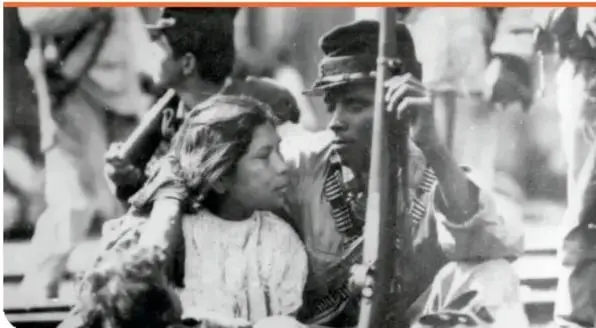 Fotografía de una pareja revolucionaria en las vías del tren.