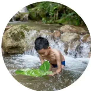 Niña bebiendo agua de un vaso.