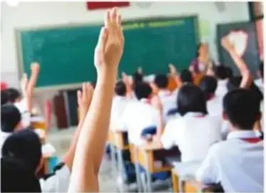 Estudiantes levantando la mano en clase.