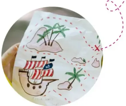 Dibujo circular de un mapa del tesoro pintado a mano sobre tela o papel: un barco con velas rojas y blancas, islas con palmeras y una X roja que marca el lugar del tesoro, con una línea punteada que conecta con el mapa histórico.