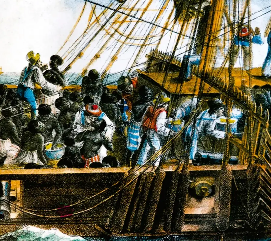 Litografía coloreada del siglo XVIII titulada 'Esclavos transportados en un barco negrero': personas negras esclavizadas reunidas en la cubierta de un velero, algunos sirviendo comida, tripulación blanca en la escena, jarcia y mástiles del barco visibles; fondo de mar y cielo. Biblioteca del Congreso de Estados Unidos.