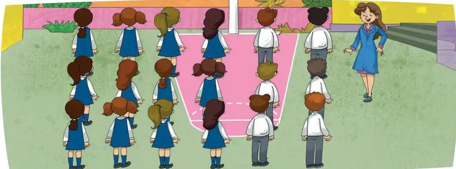 Patio de la escuela con una cancha de color rosado. Hay 3 filas de estudiantes ordenados: en cada fila, 4 niñas con vestido azul al lado izquierdo y 2 niños con camisa blanca y pantalón gris al lado derecho. A la derecha, de pie, la profesora con vestido azul observa la formación.