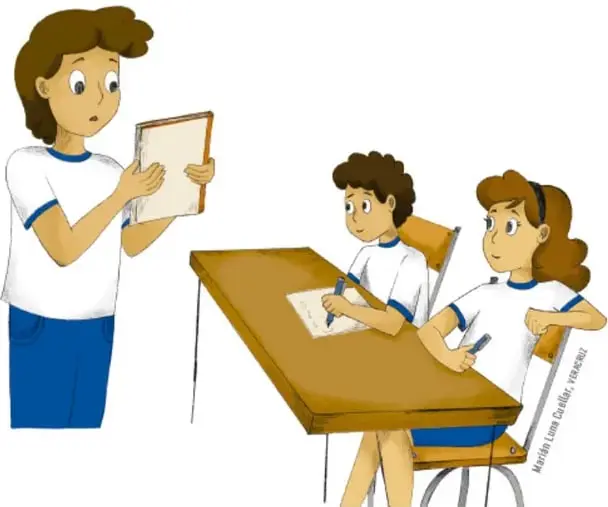 Ilustración de tres estudiantes de primaria: uno de pie leyendo un guion en voz alta y dos sentados en un pupitre tomando notas, en un salón de clases.