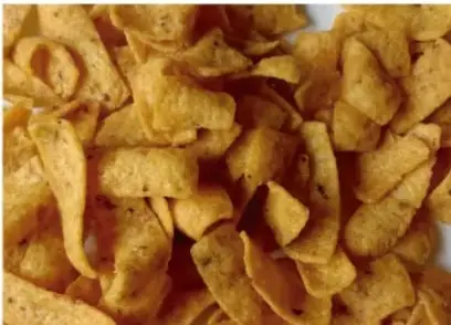 Fotografía de un tazón con botanas fritas (chatarra).